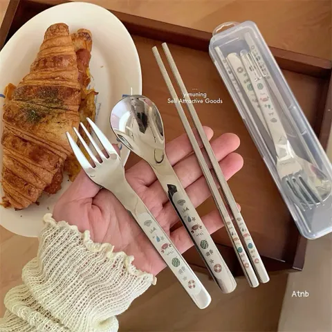 Bộ Thìa Đũa Nĩa Inox Cầm Tay Cá Nhân Cao Cấp Có Hộp Đựng - Bộ Muỗng Đũa Ăn Trưa Văn Phòng, Học Sinh Họa Tiết Cute 814290