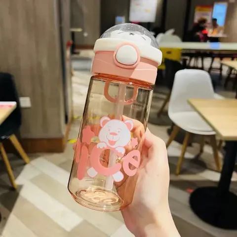 Bình Nước Cho Bé Đi Học Hình Gấu Cute 500ml - Bình Đựng Nước Nhựa Tritan Cao Cấp Có Ống Hút, Dây Đeo Tiện Lợ 814303