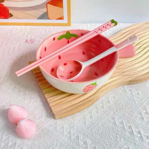 Bát Sứ Tai Cầm Họa Tiết Dâu Tây Kèm Muỗng Và Đũa – Tô Sứ Ăn Mì, Ăn Cháo, Ăn Cơm Phong Cách Dễ Thương Cho Gia Đình 814314