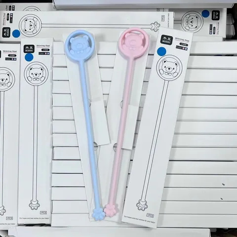 Que khuấy sữa silicone hình gấu cho bé, đổi màu theo nhiệt độ nước