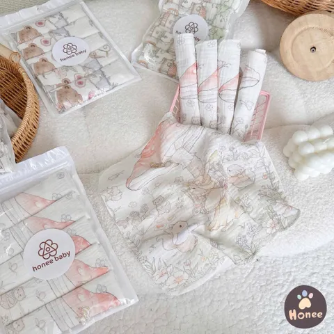 Khăn Xô Muslin Honee Baby Hoạ Tiết Cổ Tích 2 Lớp Cho Bé – Khăn Sữa Cho Trẻ Sơ Sinh Mềm Mịn, Thấm Hút Tốt, An Toàn