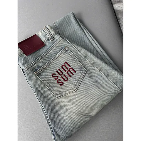 Quần jean dài - Quần jean / denim ống suông dài 100CM wash trendy tôn dáng với đường cắt dọc nổi bật thêu chữ đỏ SUM 29