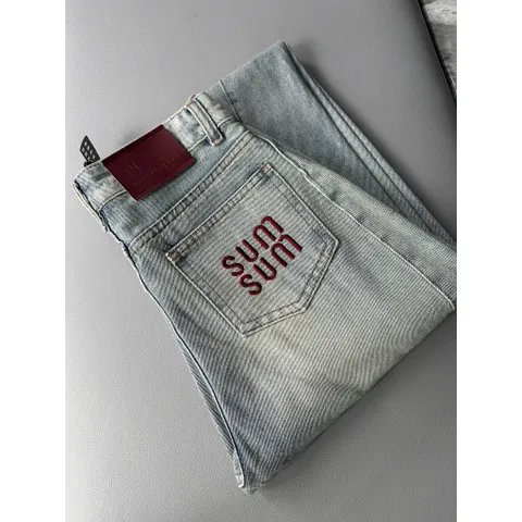 Quần jean dài - Quần jean / denim ống suông dài 100CM wash trendy tôn dáng với đường cắt dọc nổi bật thêu chữ đỏ SUM 29