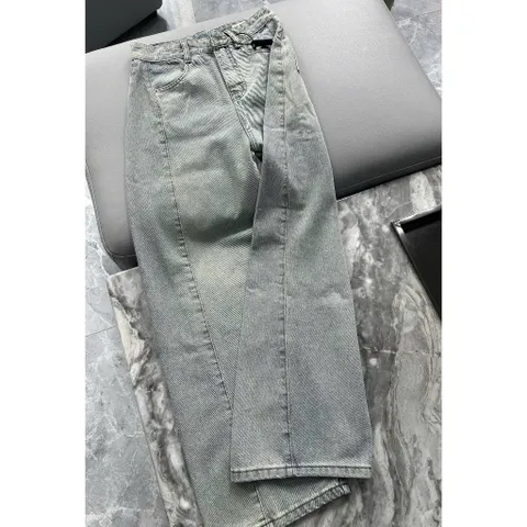 Quần jean dài - Quần jean / denim ống suông dài 100CM wash trendy tôn dáng với đường cắt dọc nổi bật thêu chữ đỏ SUM 29