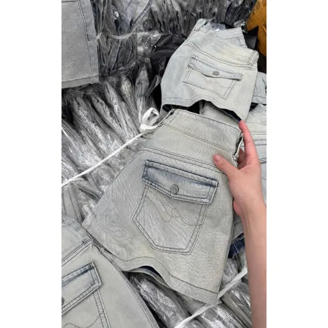Quần jean đùi - quần nữ short jean kaki wash xanh basic sau túi nắp nút kim loại thêu chỉ lượng sóng cạp cao minajean