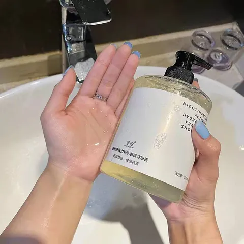 Sữa tắm hương nước hoa dưỡng trắng da, se khít lỗ chân lông Fragrance Shower Gel 500ml