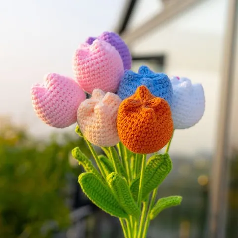 Hoa tulip len dùng làm quà tặng, trang trí bàn làm việc