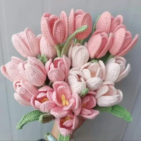 Hoa tulip len ghép cánh nở dùng trang trí bàn làm việc, làm quà tặng