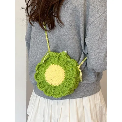 Túi Đựng Điện Thoại Len Đeo Chéo Hoa Cúc Handmade – Nhẹ Xinh, Dễ Phối Đồ