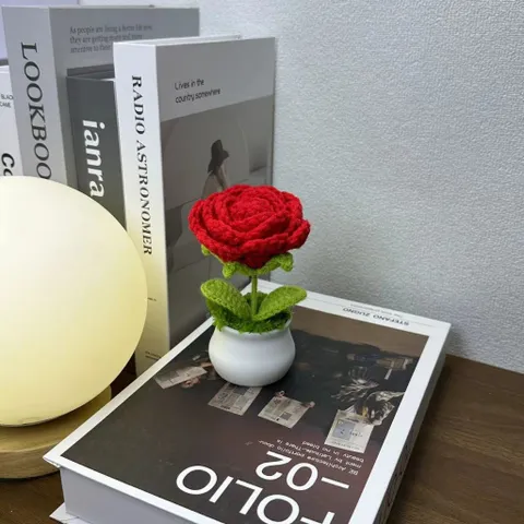 Chậu hoa hồng len dùng trang trí bàn làm việc, làm quà tặng