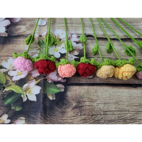 Hoa hồng mini len dùng trang trí bàn làm việc, làm quà tặng
