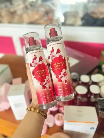 Xịt thơm toàn thân Bath & Body Works Japanese Cherry Blossom lưu hương thơm lâu 236ml 💸 Giá tốt!