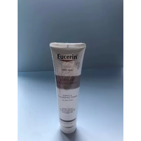 Eucerin Spotless Brightening Gentle Cleansing Foam Sữa Rửa Mặt Làm Sạch Dịu Nhẹ Hỗ Trợ Làm Sáng Da 150ml