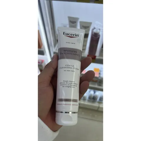 Eucerin Spotless Brightening Gentle Cleansing Foam Sữa Rửa Mặt Làm Sạch Dịu Nhẹ Hỗ Trợ Làm Sáng Da 150ml