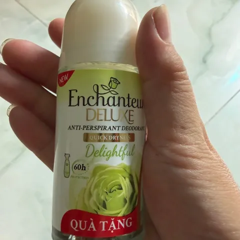 lăn khử mùi mua1tặng 1