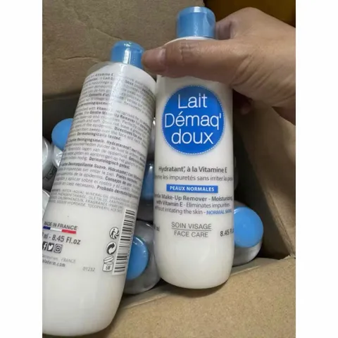 XẢ KHO MẪU CŨ HSD 6 THÁNG MỞ NẮP sữa tẩy trang Lait Démaq Doux 250ml có chứa Vitamin E giúp dưỡng ẩm cho da thường 819116