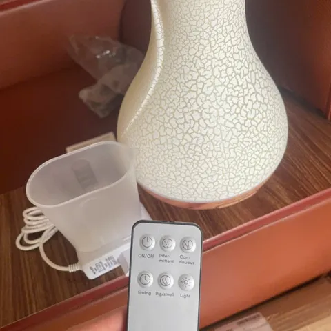 MẪU MỚI NHẤT - Máy Xông Tinh Dầu Hoa Tulip Vân Rạn Dung Tích Lớn 550ml Kèm Remote Điều Khiển