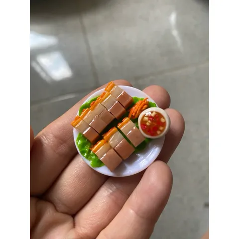mô hình dĩa thịt heo quay mini bằng đất sét