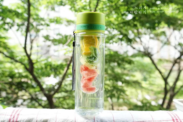 Bình nước cao cấp Lock&Lock 770ml HLC634, có lõi lọc trà, hoa quả detox (P136386)