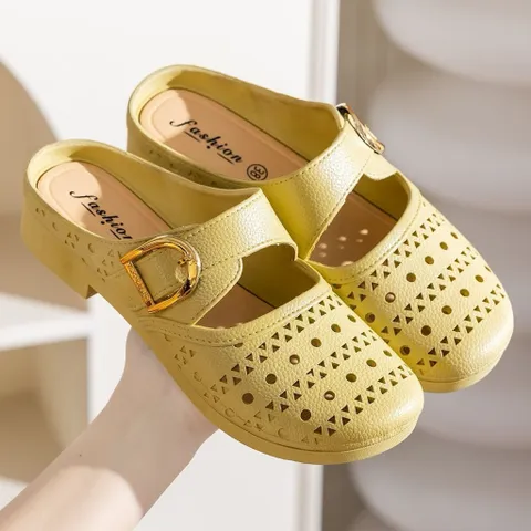 Dép Sục Nữ Đục Lỗ Đế Êm Mũi Kín Chống Trơn Mang Hằng Ngày