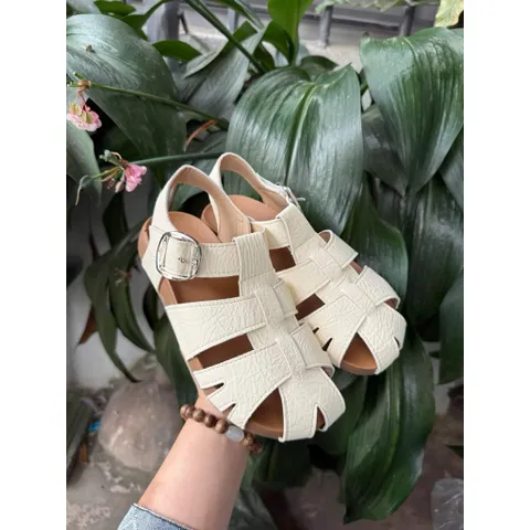 Sandal nữ quai đan khoá cài sau gót đế bệt – dép sandal nữ thời trang Hàn Quốc ( QCCC )