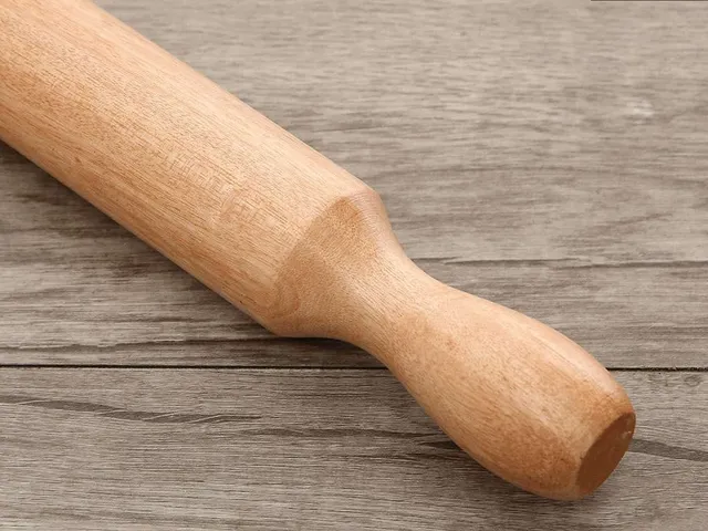 Cây Lăn Bột Loại Thường, có thiết kế tay cầm truyền thống hai đầu (TH732)