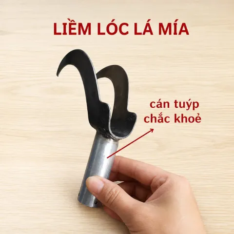 Liềm róc lá mía hai lưỡi cong sắc bén, cán chắc chắn