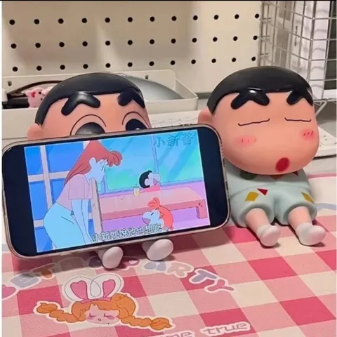 Giá Đỡ Điện Thoại Hình Shin, Kệ Để Điện Thoại Cute Hỗ Trỡ Xem Phim, Livestream Trang Trí Bàn Học Bàn Làm Việc