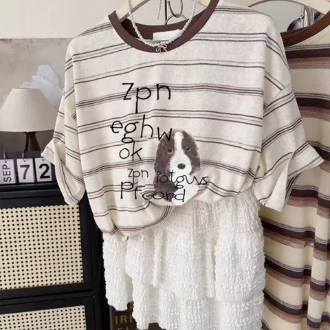 Áo thun giấy kẻ nâu thoáng khí mùa hè in hình chú cún dễ thương. Áo phông oversize kẻ ngang màu nâu cho nũ