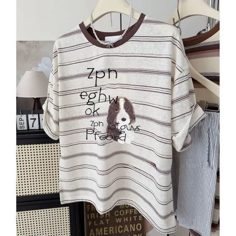 Áo thun giấy kẻ nâu thoáng khí mùa hè in hình chú cún dễ thương. Áo phông oversize kẻ ngang màu nâu cho nũ