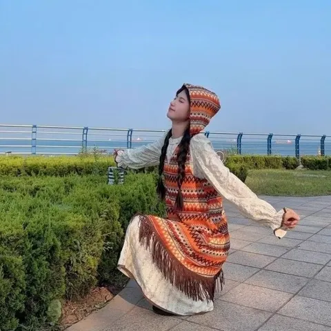 Set Váy Nữ Phong Cách Boho Vintage - Đầm Hoa Nhí Tay Bồng Phối Yếm Gile Thổ Cẩm Có Mũ Tua Rua
