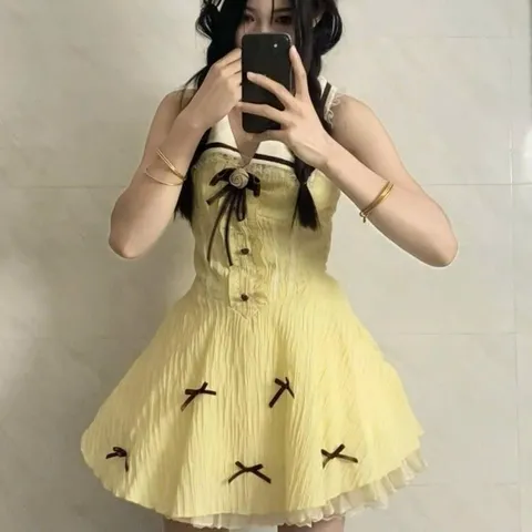Váy sơ mi sát nách dáng xòe màu vàng phối nơ nâu phong cách công chúa