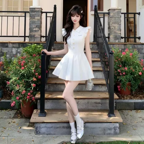 Váy sơ mi trắng cổ bẻ viền bèo tay đính cúc xếp ly dáng chữ A