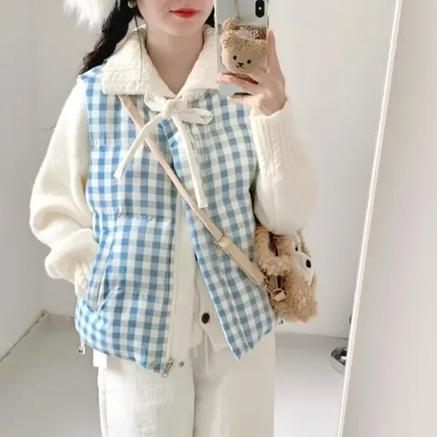 Áo phao gile hai mặt màu trắng và kẻ caro xanh viền bèo cổ nơ dễ thương