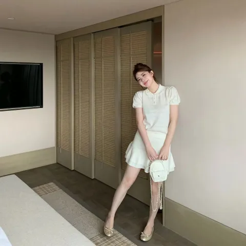 Set bộ áo len tăm dệt kim cổ bẻ kèm chân váy chữ A xếp ly màu kem style Hàn Quốc sang chảnh