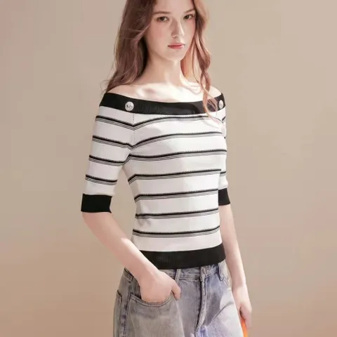 Áo len dệt kim ngắn tay trễ vai kẻ ngang đen trắng đính cúc viền cổ tiểu thư