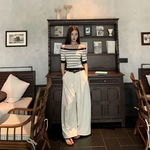 Áo len dệt kim ngắn tay trễ vai kẻ ngang đen trắng đính cúc viền cổ tiểu thư