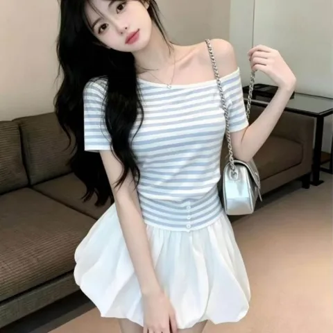Áo len dệt kim kẻ xanh phối trắng trễ vai đính cúc bo hông basic
