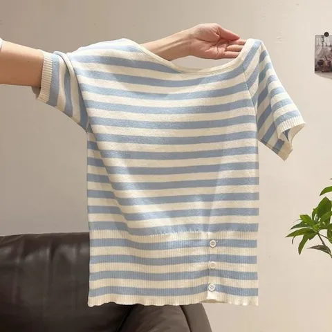 Áo len dệt kim kẻ xanh phối trắng trễ vai đính cúc bo hông basic