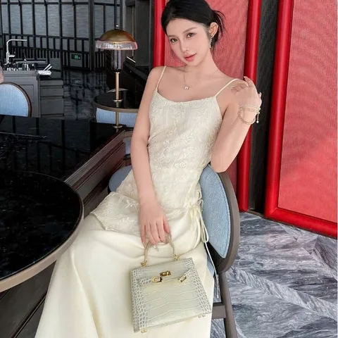 Váy hai dây kem phối ren hoa thô dáng suông dài đi biển