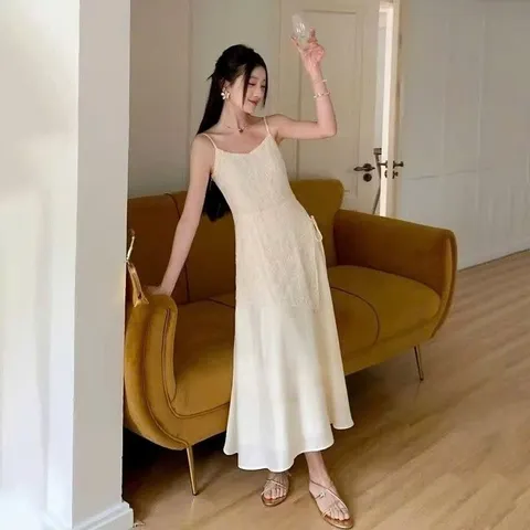 Váy hai dây kem phối ren hoa thô dáng suông dài đi biển