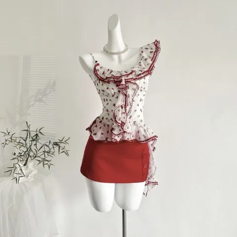 Set Bộ Áo Hai Dây Bèo Nhún Lệch Tà Tua Rua Hoa Nhí Mix Chân Váy Giả Quần Short Đỏ Nổi Bật