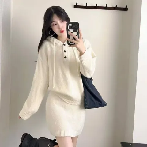 Set bộ áo và đầm len trơn dài tay có mũ dây rút đính cúc thời trang