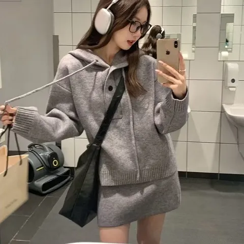 Set bộ áo và đầm len trơn dài tay có mũ dây rút đính cúc thời trang
