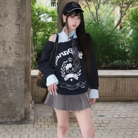 Áo hoodie phối cổ sơ mi kẻ hở vai kèm cavat in hình mèo cá tính
