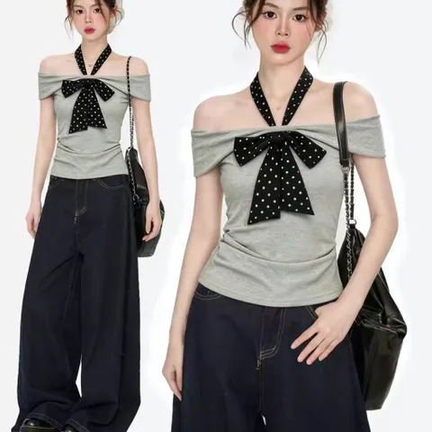 Áo thun xám trễ vai phối dây nơ và cavat chấm bi đen trắng có thể mặc nhiều kiểu