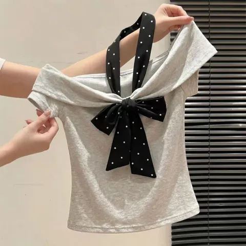 Áo thun xám trễ vai phối dây nơ và cavat chấm bi đen trắng có thể mặc nhiều kiểu