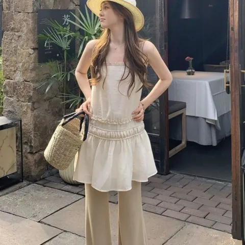 Váy hai dây màu kem trơn viền bèo dáng suông Hàn Quốc. Áo hai dây dáng dài mặc phối quần tiểu thư