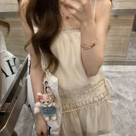 Váy hai dây màu kem trơn viền bèo dáng suông Hàn Quốc. Áo hai dây dáng dài mặc phối quần tiểu thư