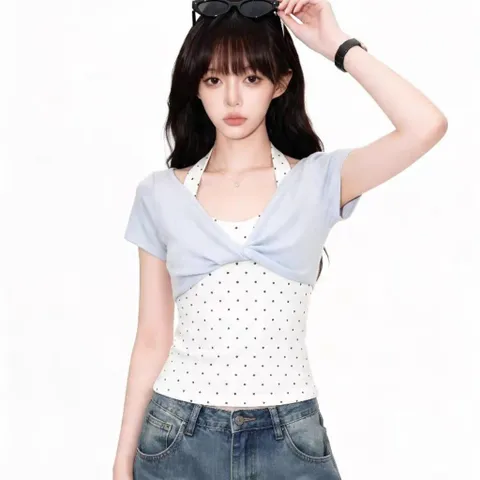 Áo thun cổ yếm chấm bi phối áo khoác xanh biển vắt chéo ngực phong cách Hàn Quốc